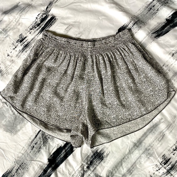 Hollister Lightweight Flutter Short - Picture 1 of 4